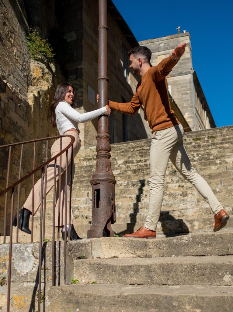 Couple bordelais qui se tient la main dans les rues piétonnes
