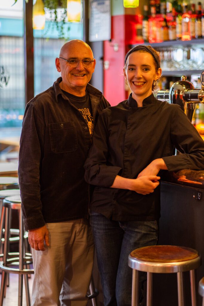 Gérant et sa fille cuisinière au restaurant