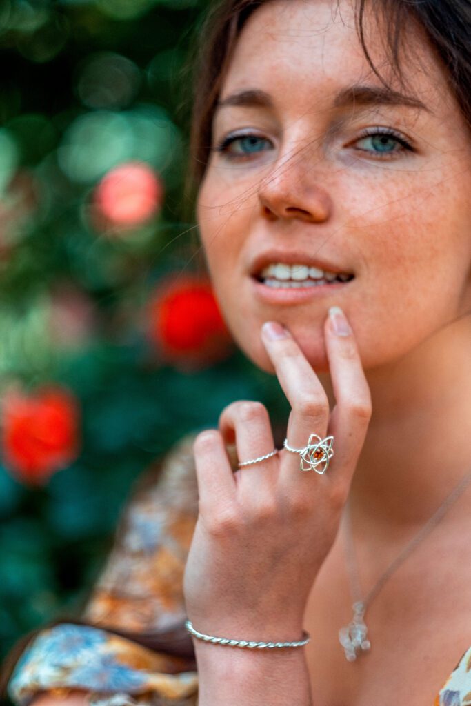 Portrait photo d'une femme avec des bagues à la main