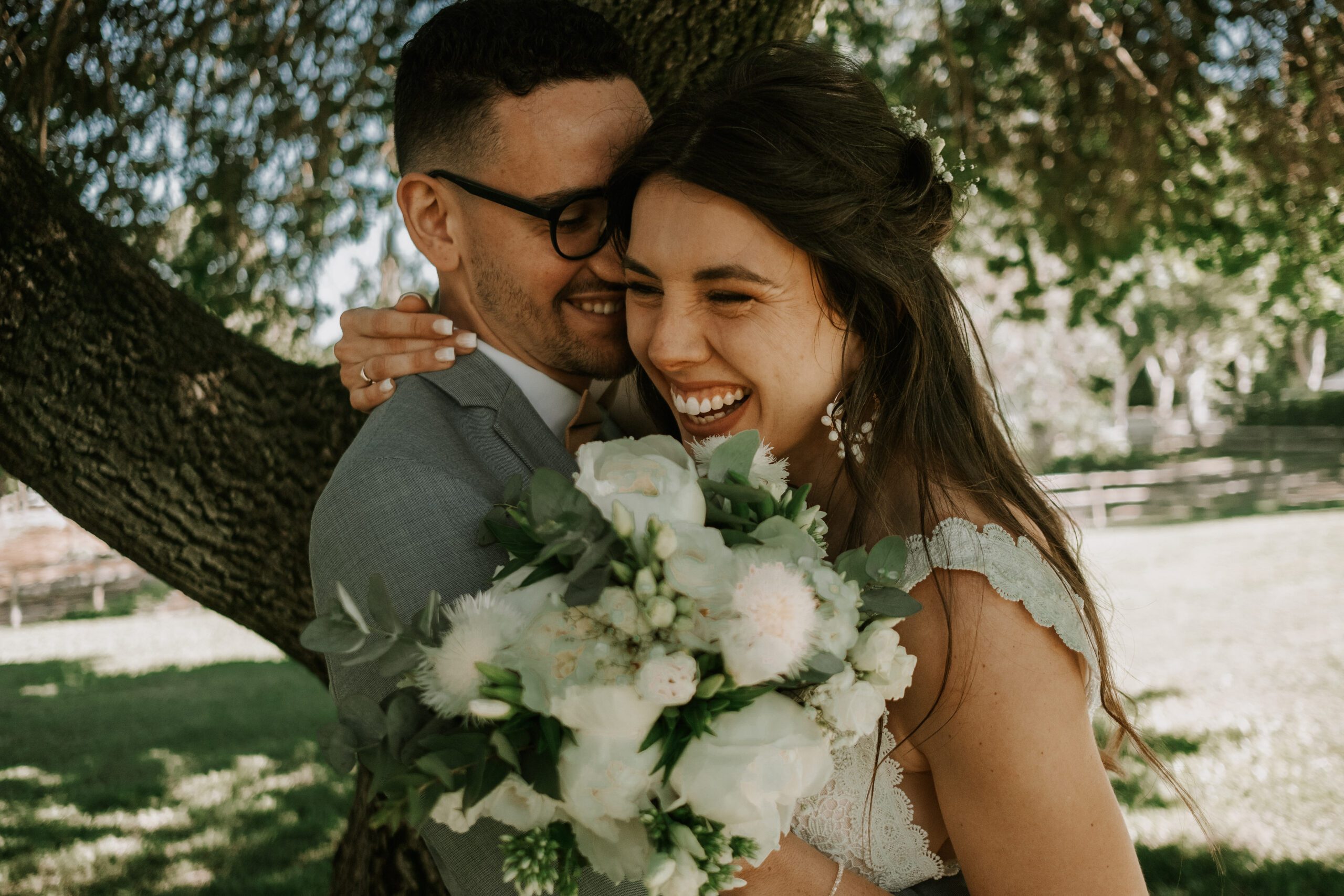 Les mariés et le bouquet de fleurs
