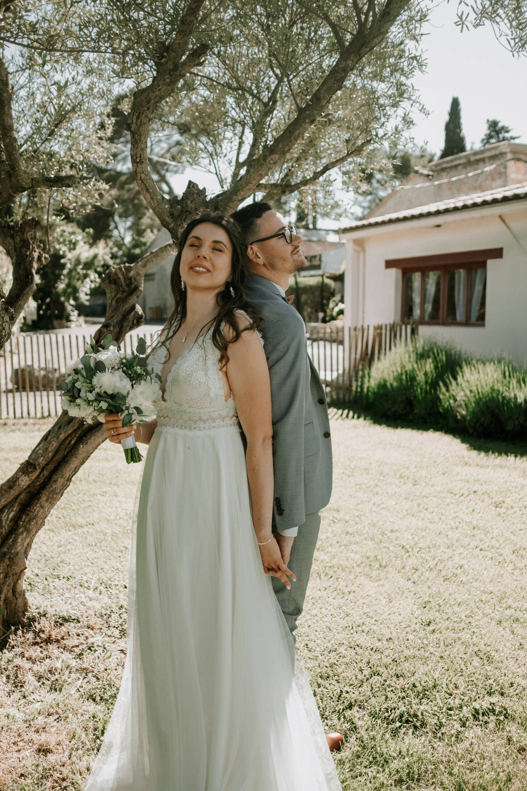 Les mariés dos à dos