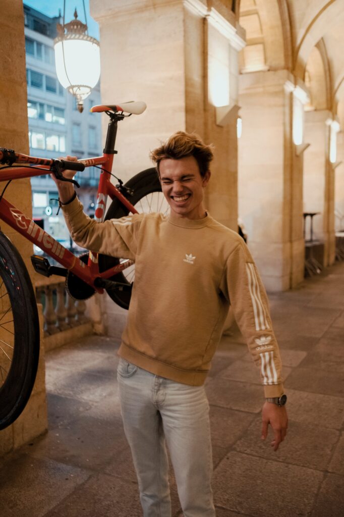 Homme qui porte sweat et vélo à Bordeaux