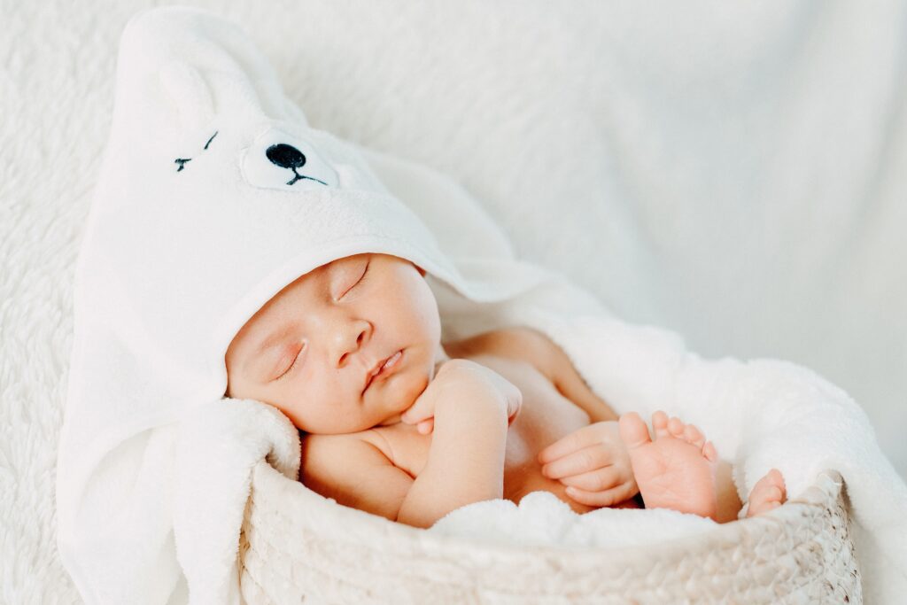 Bébé qui dort dans une couverture blanche