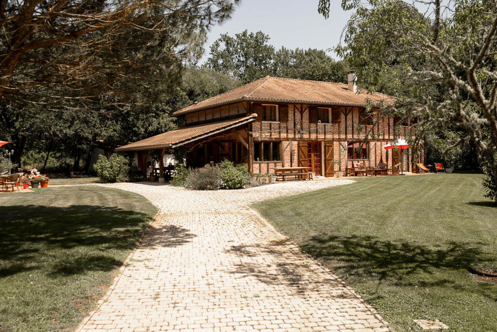 Vue extérieure du Domaine de Petiosse – architecture bois, pins et ambiance nature dans les Landes