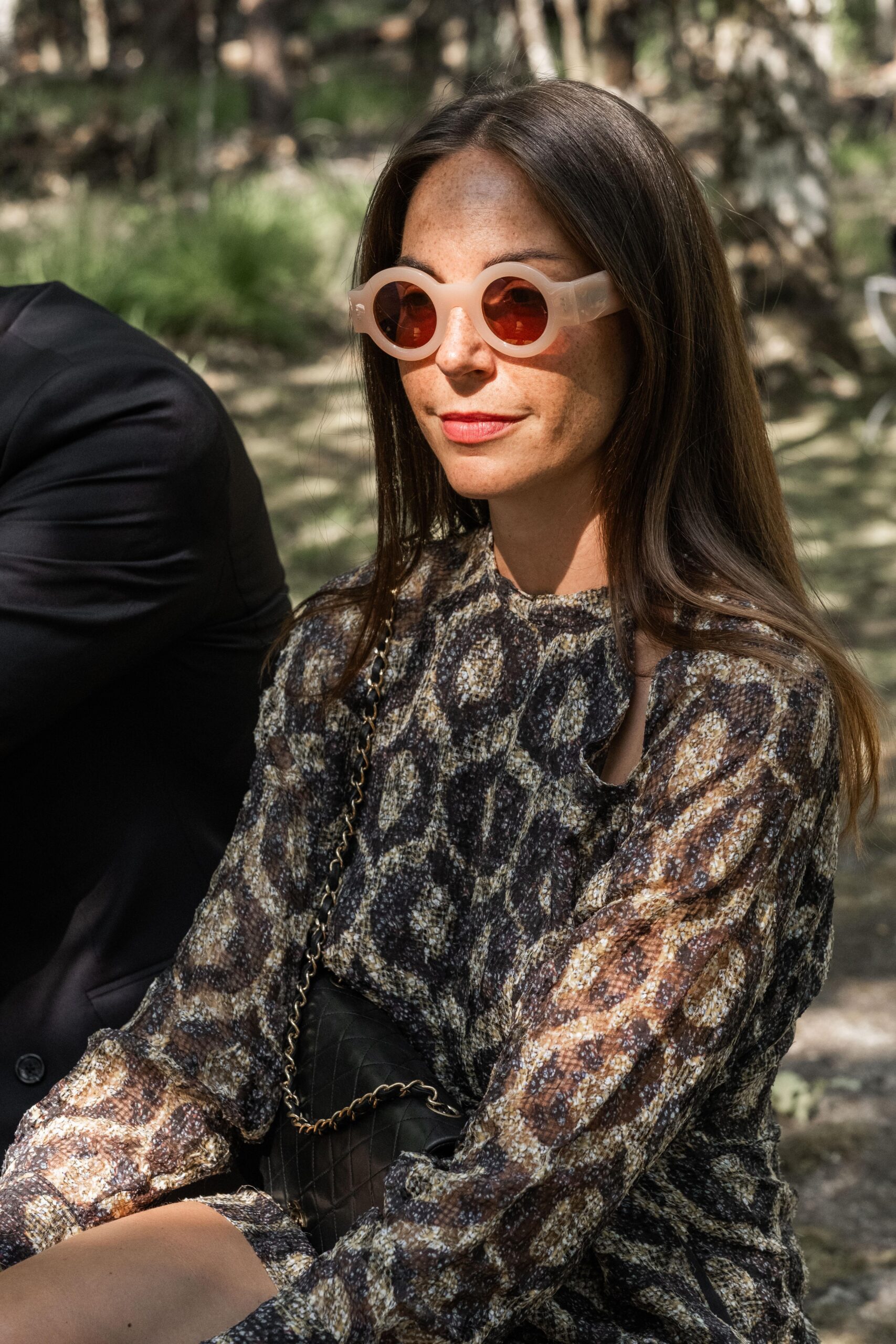 Moment suspendu lors de la cérémonie de célébration d'un mariage.